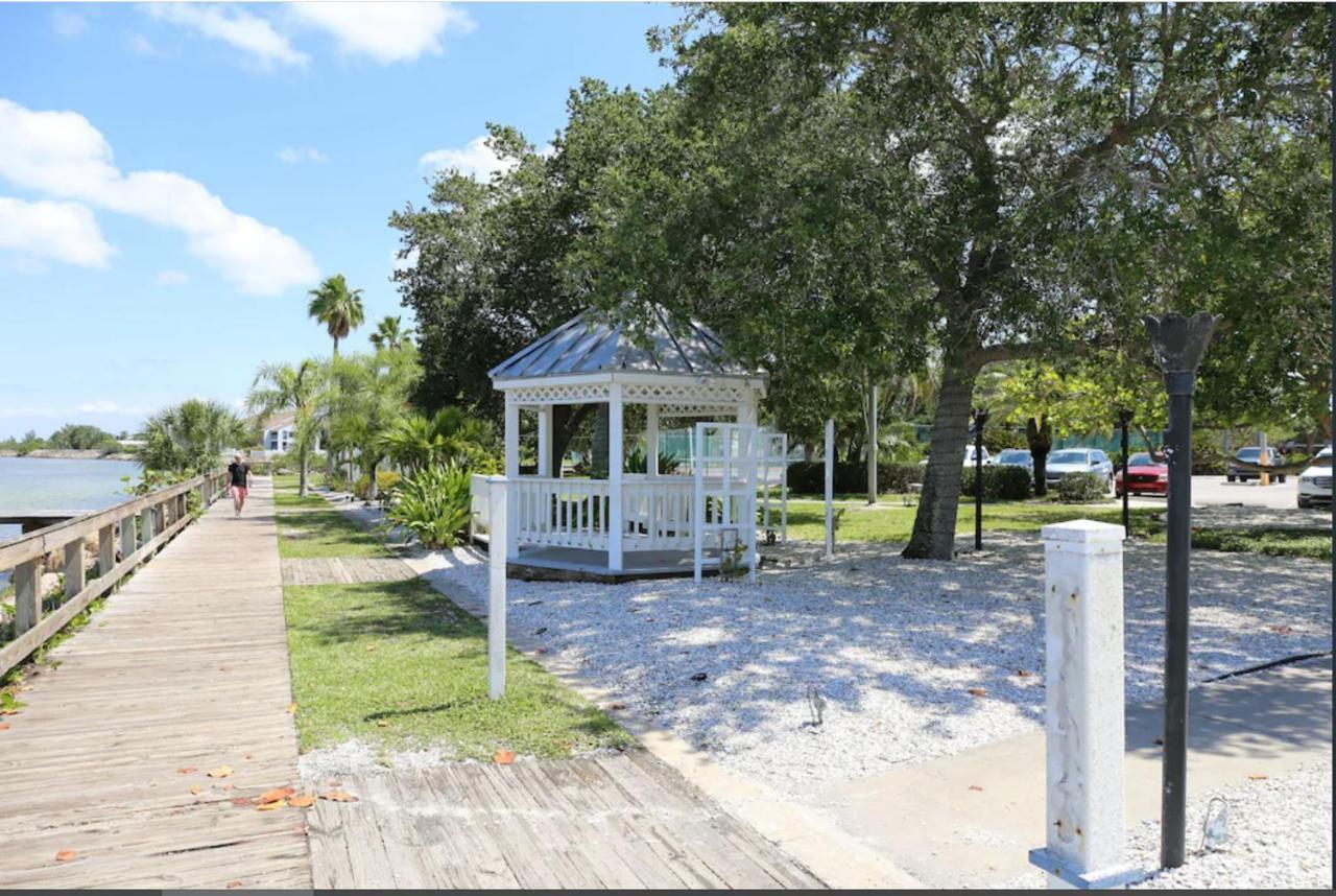 Beautiful New Luxury Townhome With Private Beach And Swimming Pools Ruskin Exterior photo
